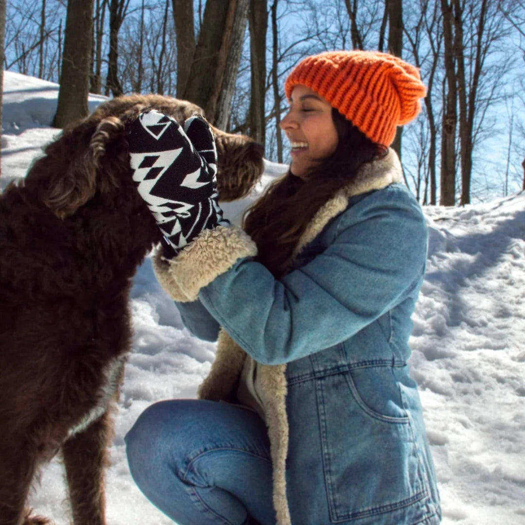 Star Mittens, indigenous designed mittens in a black and white pattern. Made from an outer layer of wool and a inner sherpa lining.